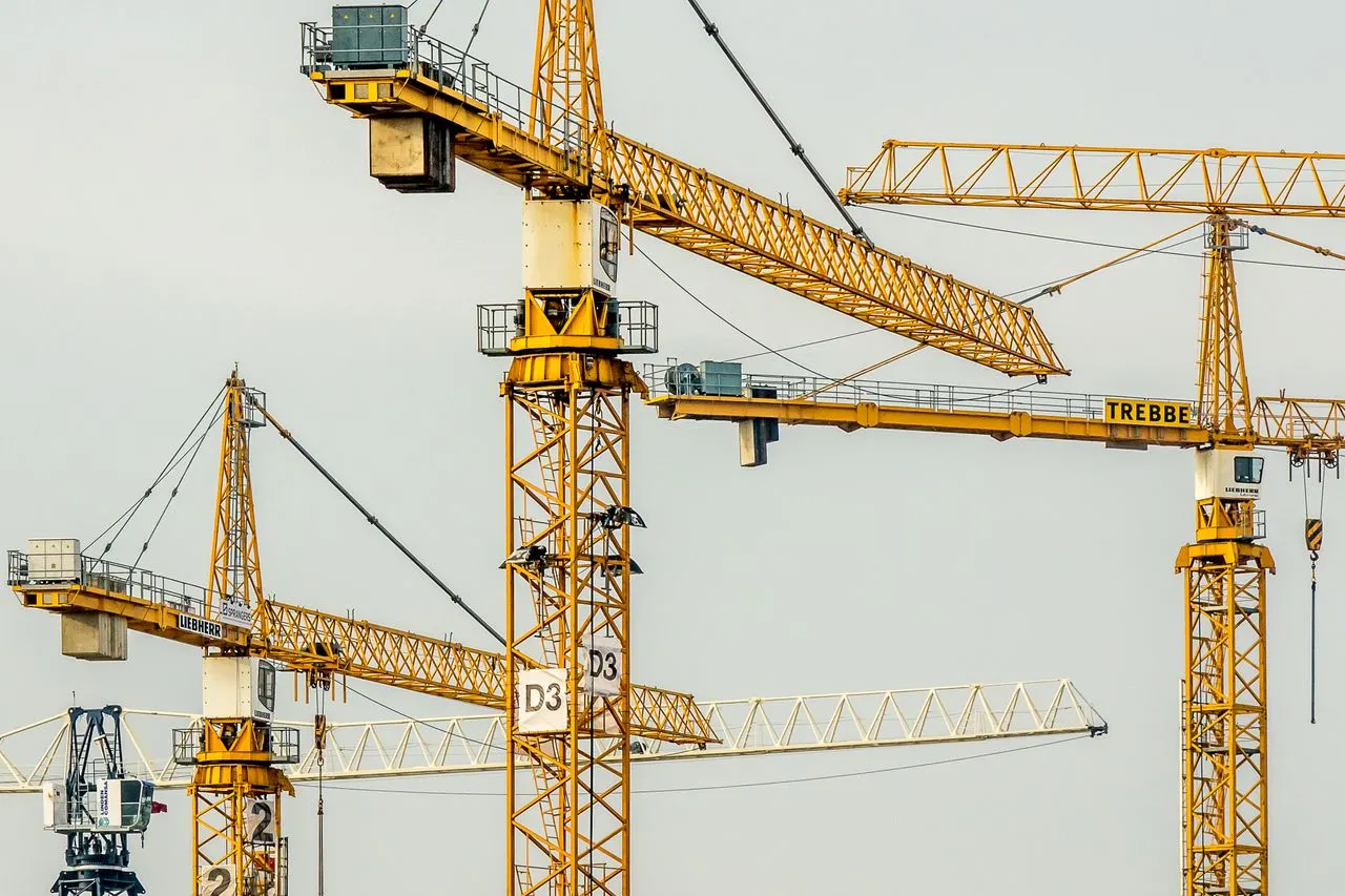 Grúas torre en una obra de construcción