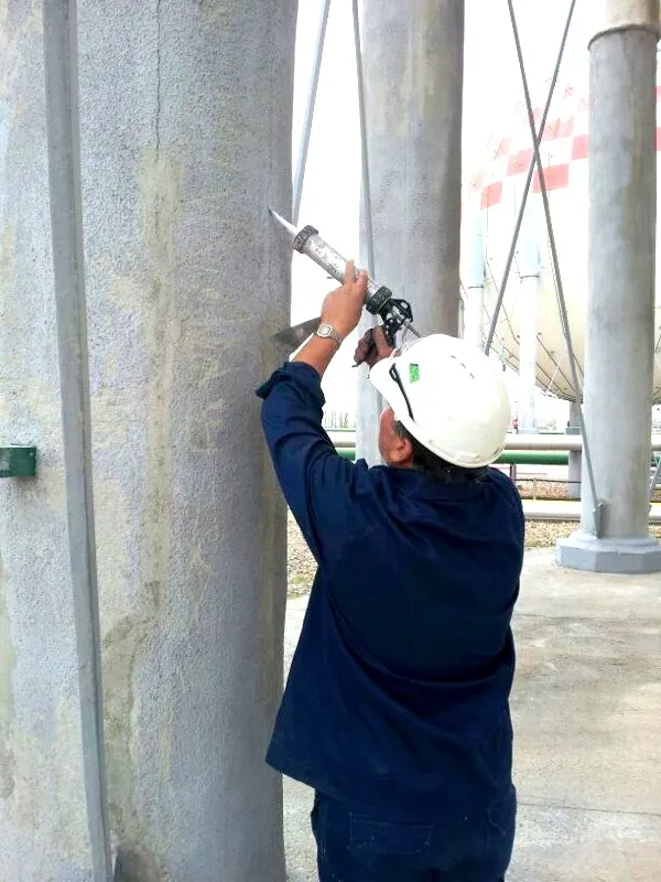 Operario de Dosfuentes con casco reparando el mortero ignífugo de una estructura